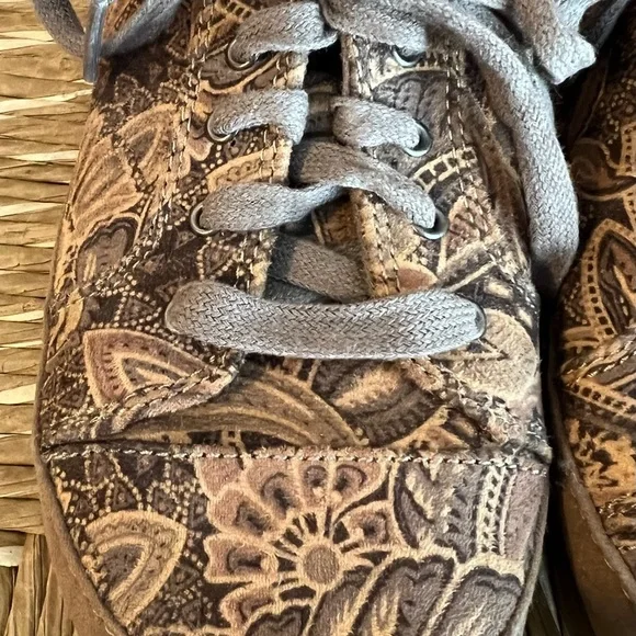 🌿 Cloud 9 Brown Paisley Comfort Sneakers – Boho Style Lace-Up Shoes (Size 8.5 M) - Picture 2 of 9